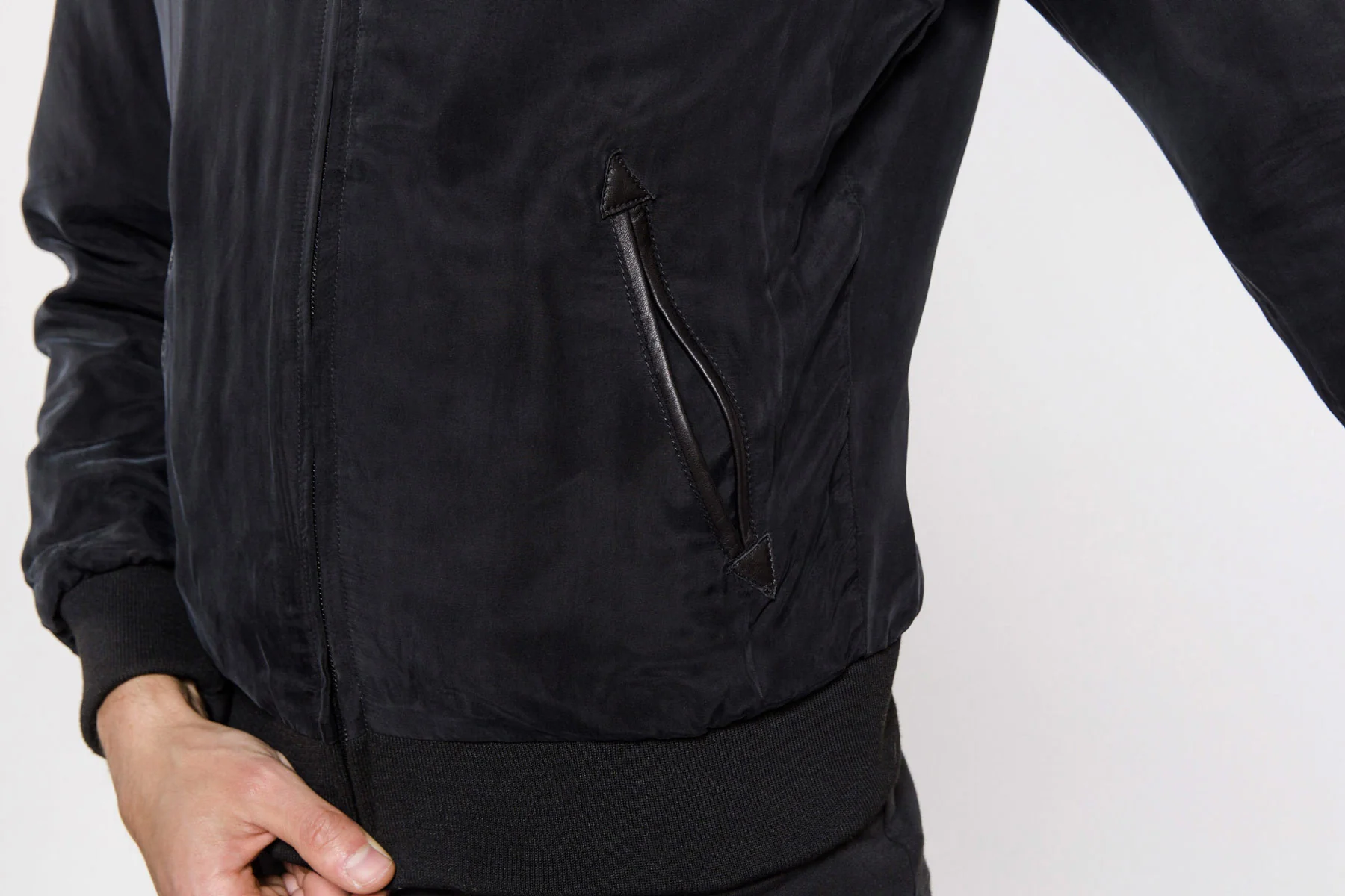 JKT:2 “THE BOMBER (Cupro)”