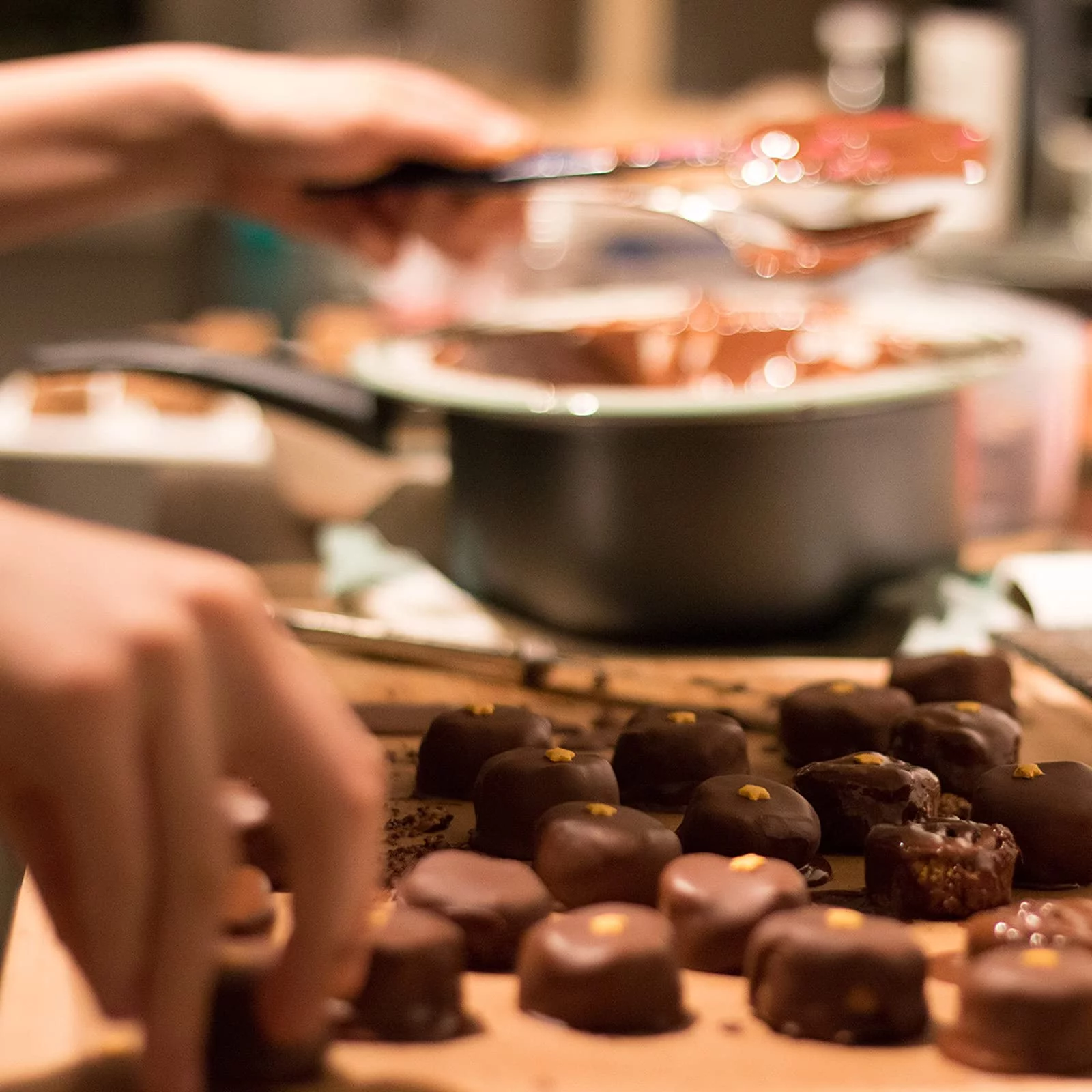 PKGSMART 20 Rose Gold Truffle Box, Chocolate Box Packaging, Candy Boxes with 4-Piece Plastics Tray, 6.2x1.7x1.25 inches