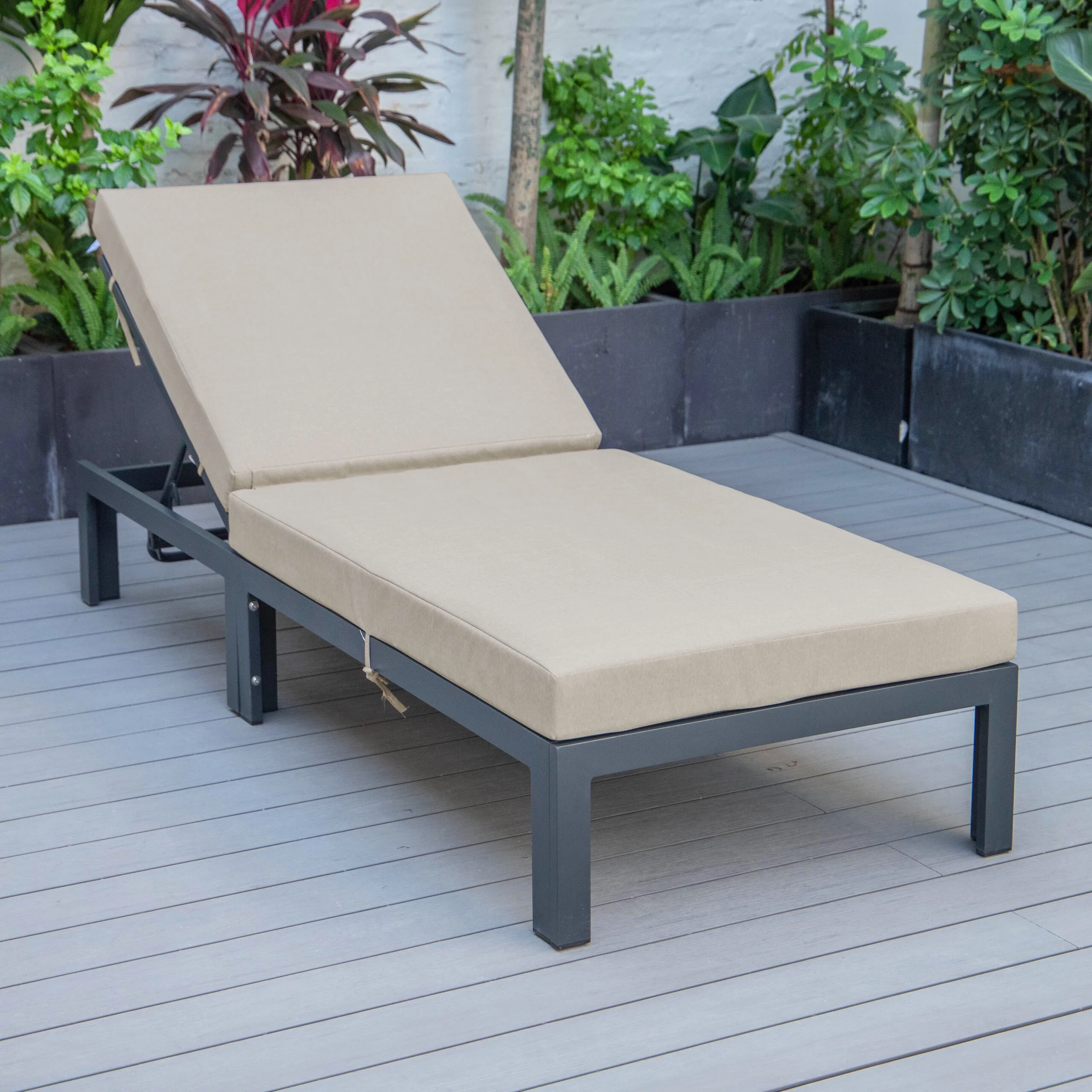 LeisureMod Chelsea Modern Aluminum Outdoor Chasie Lounge Chair with Beige Cushions
