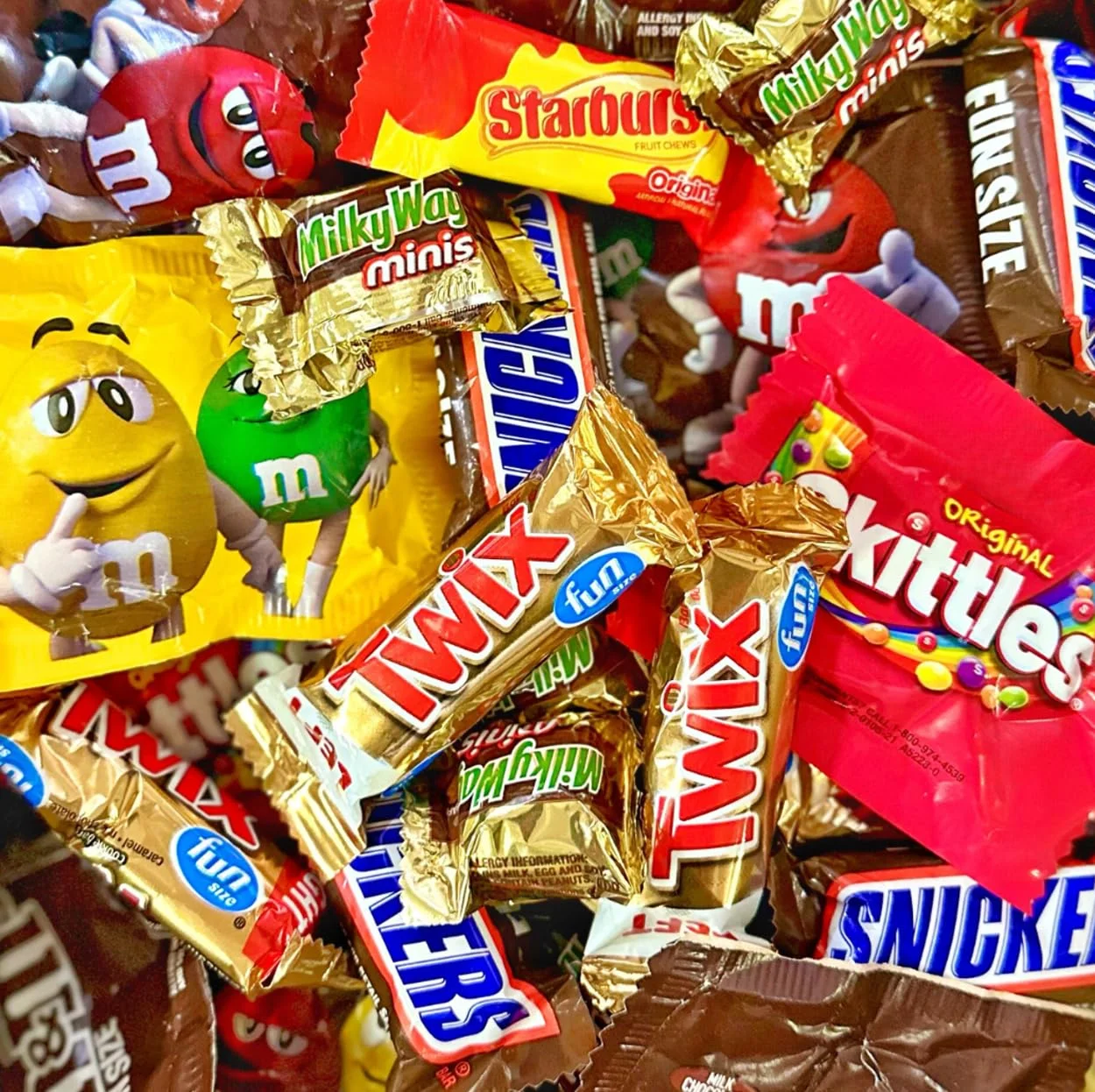 (5.6 lbs) Bulk Chocolate Candy Variety Pack Bundle with Twix, Snickers, Milky Way, M&M's Milk & Peanut, Skittles, Starburst