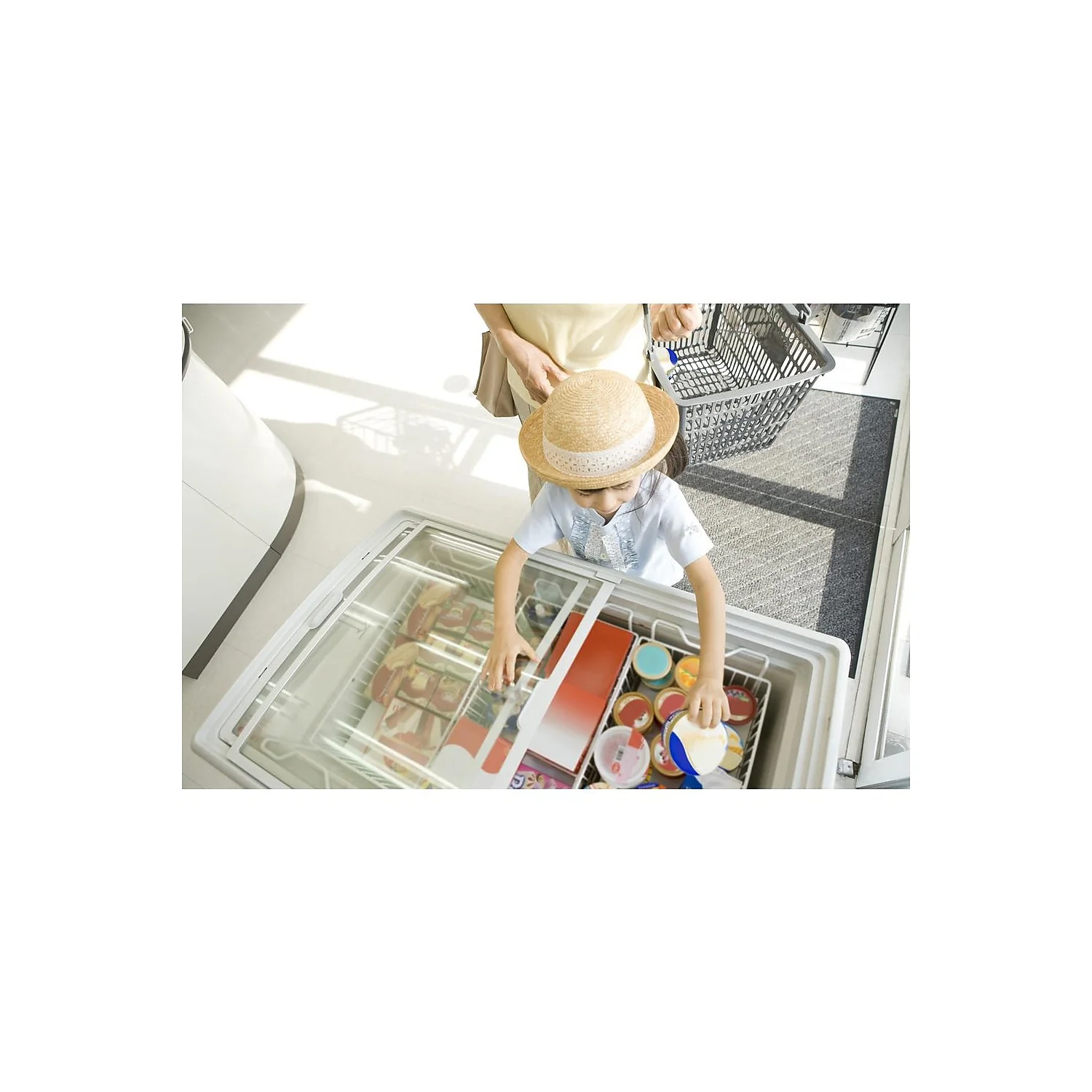 Premium Levella 9.5 cu. ft. Curved Glass Top Chest Freezer White (PFR1090G) PFR950G