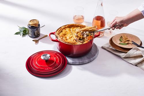 Le Creuset Enameled Cast Iron Signature Round Dutch Oven