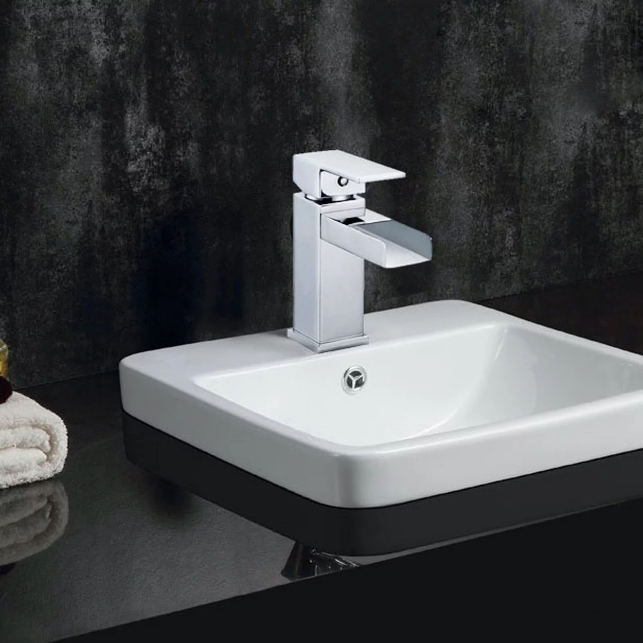 Safavieh Solea Calm Bathroom Faucet in Chrome