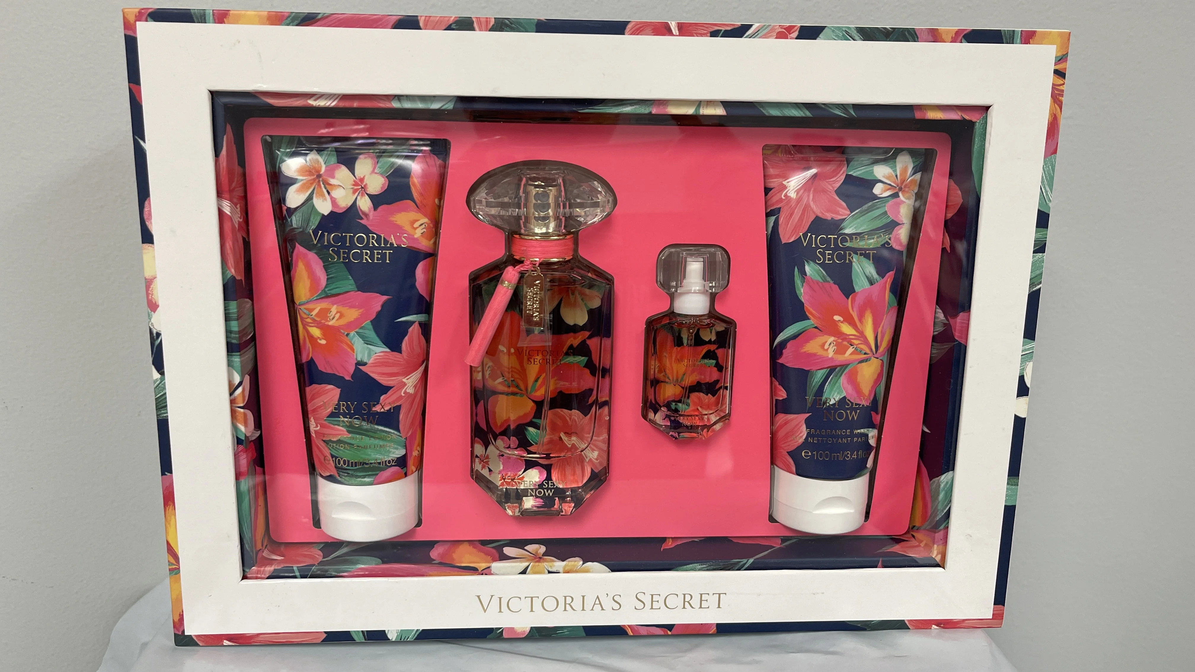 Victoria's Secret Very Sexy Now Eau De Parfum Perfume Gift Set 4 Piece Parfume Fragrance Lotion Body Wash Gel