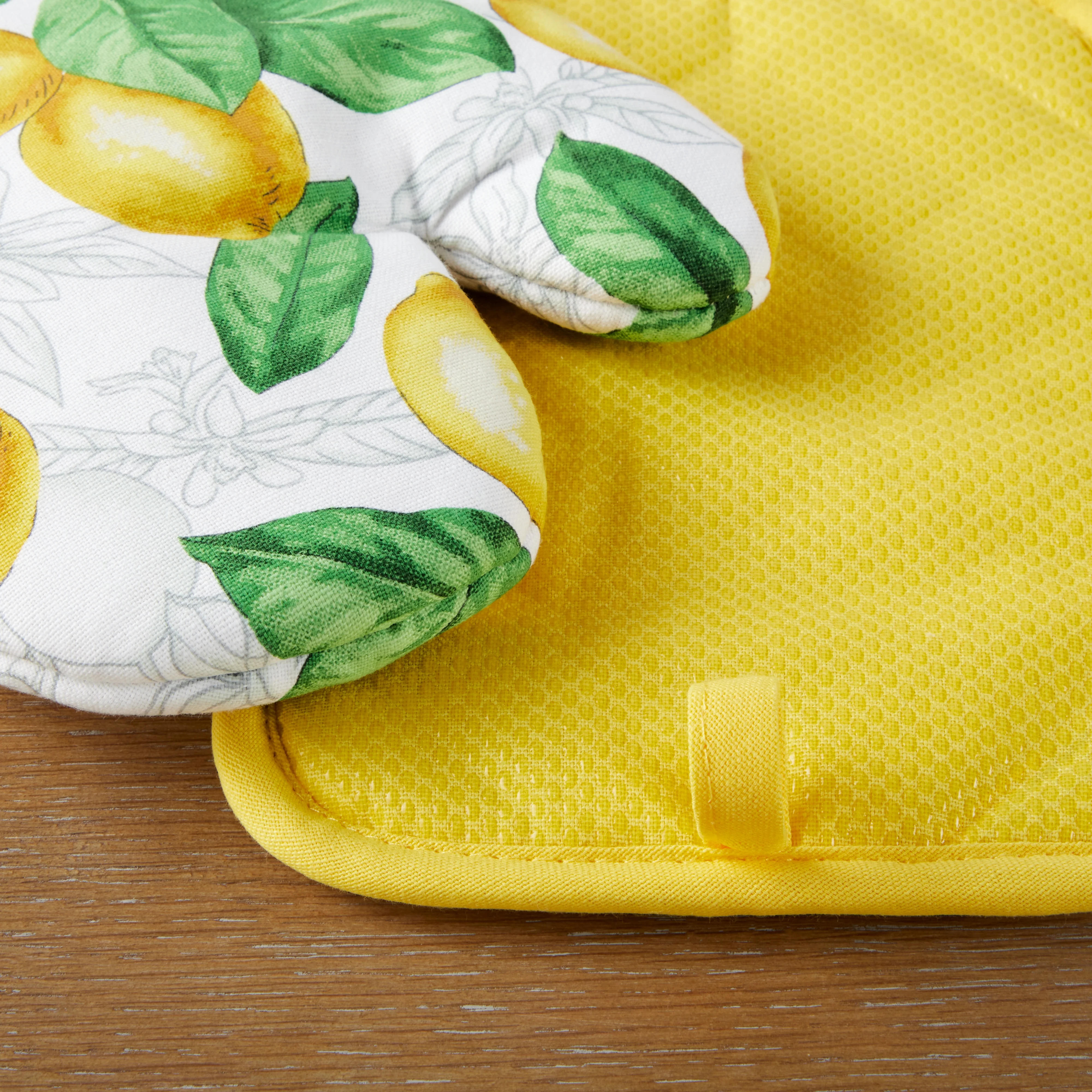 Martha Stewart Lots of Lemons Modern Kitchen Towel, Oven Mitt & Potholder Set 4-Pack, White-Yellow, 2KT: 16