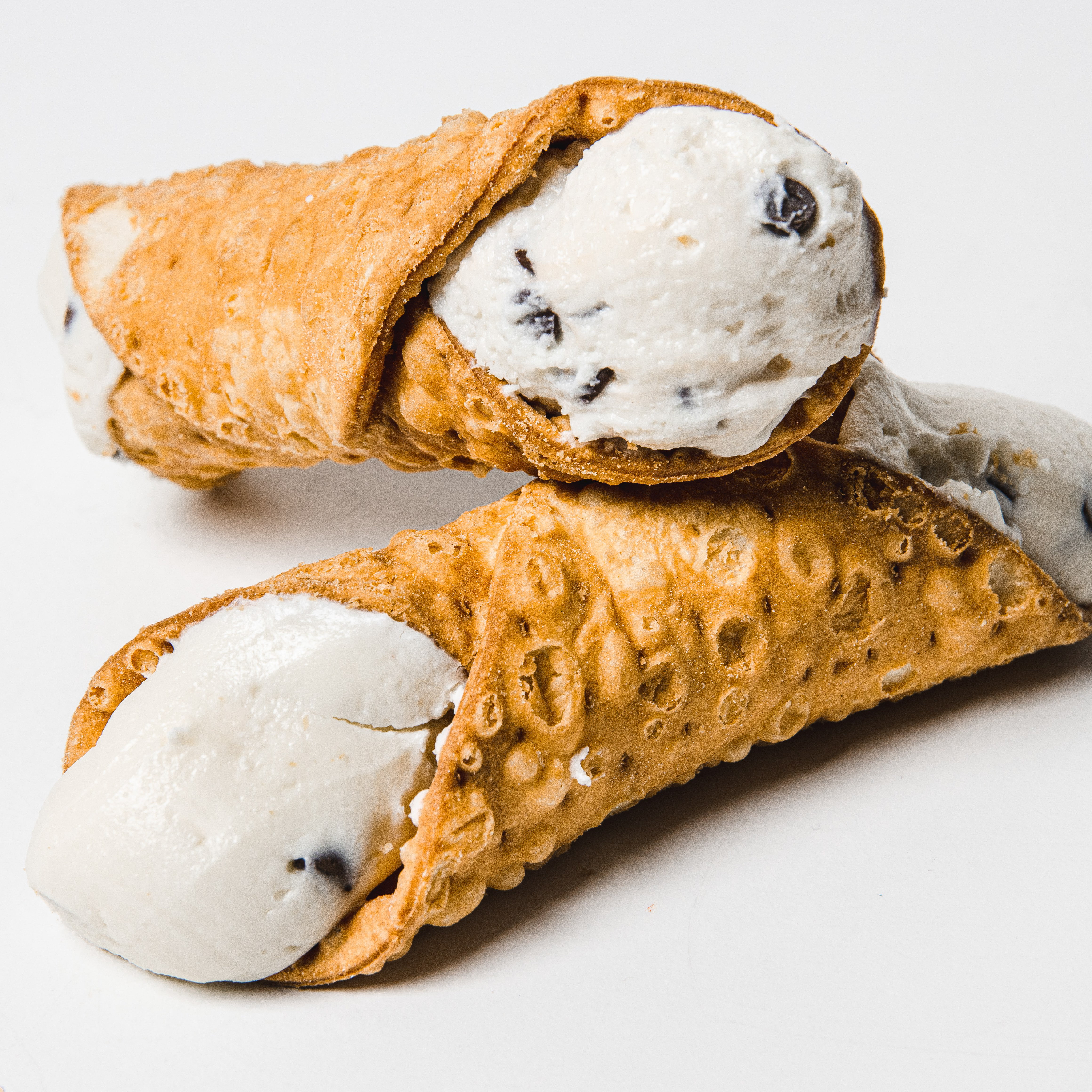 Carlo’s Bakery Classic Cannoli Kit (12x Pack) Family Size- Authentic Italian Pastry for Delivery - The Ultimate Experience for Food Lovers, Parties and Gatherings