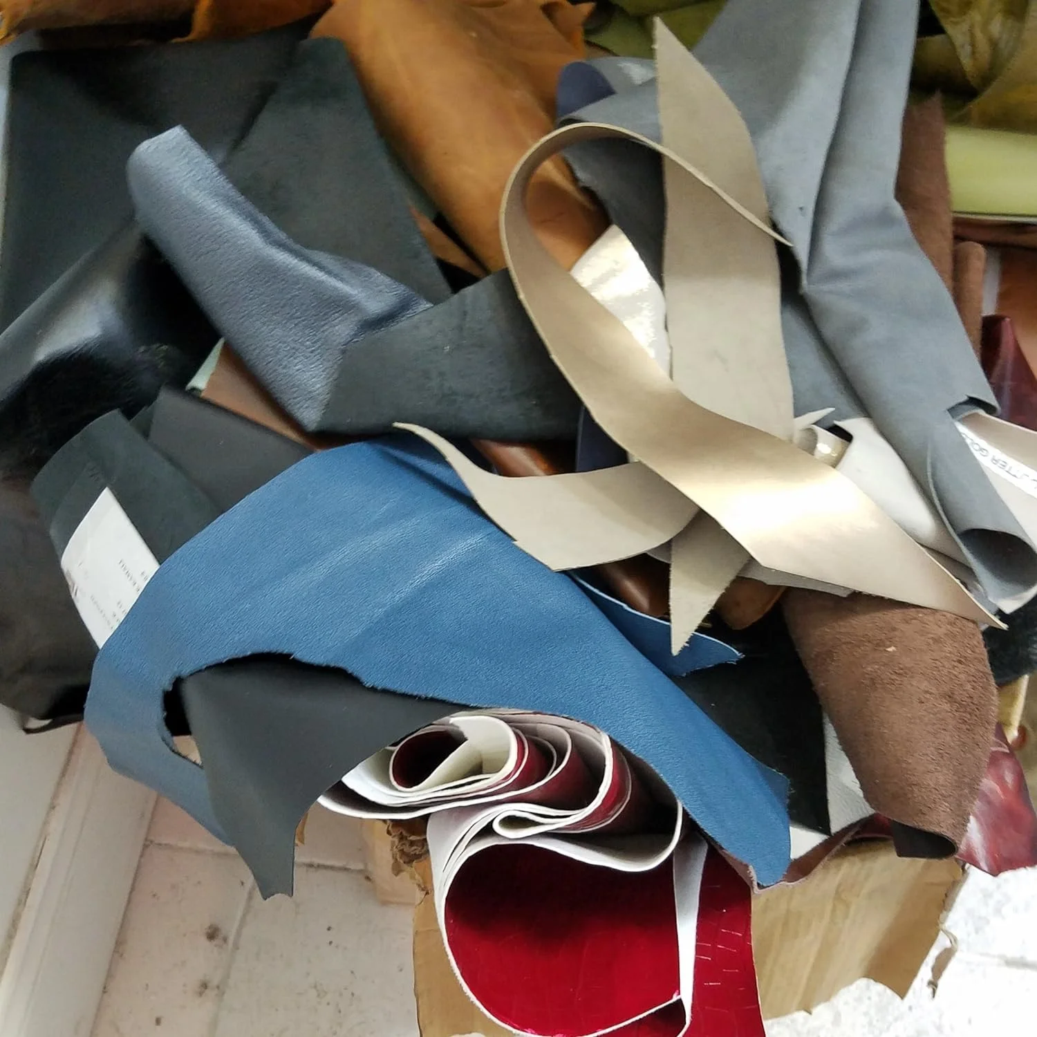 Scrap Remnants Trimming Of Cow Hide Shoe Handbag Leathers In 2.5-3.0 Oz 1.2-1.4 Mm About 4-5 Lbs Cow Hide Leather Skin (4-5 Lbs)