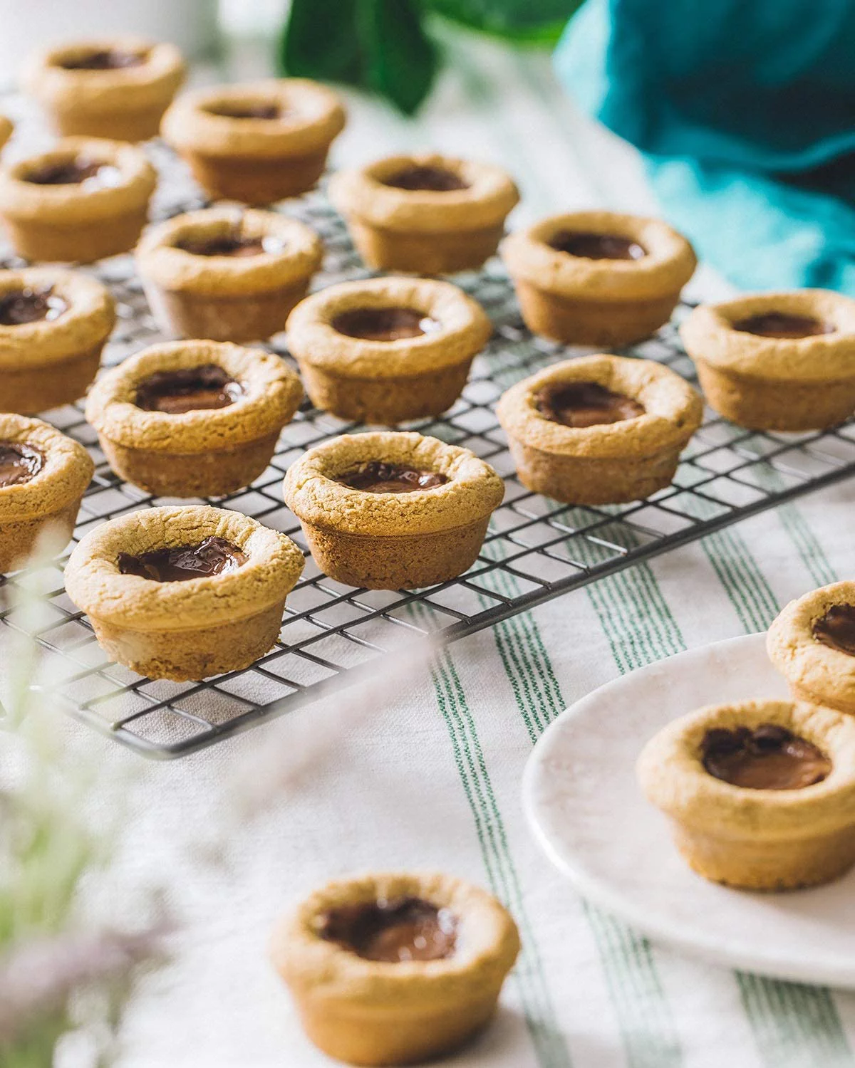 Free2b Foods Chocolate Sun Cups Minis Gluten-Free, Dairy-Free, Nut-Free and Soy-Free - 4.2 Oz. (Pack of 6)