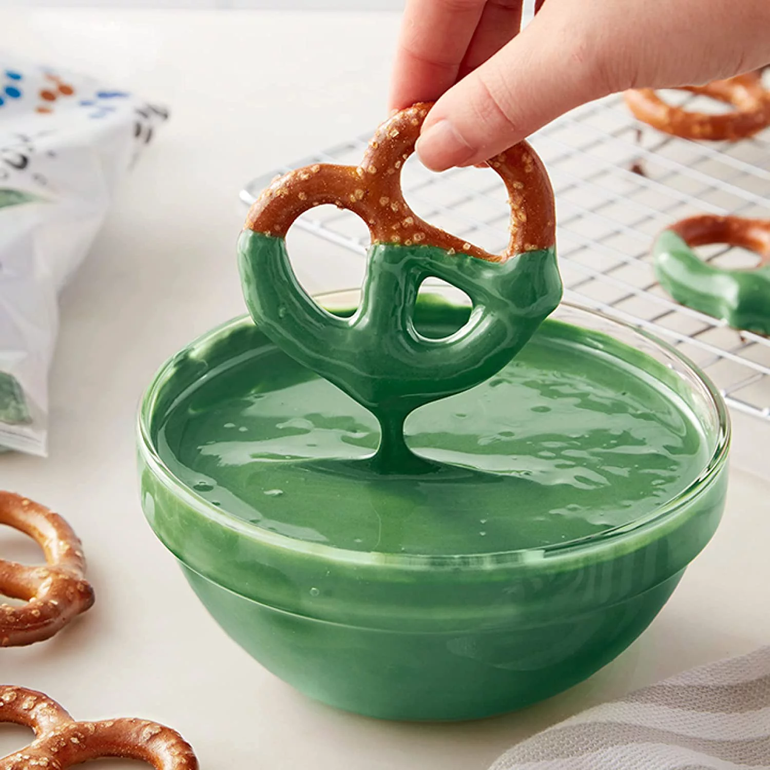 Wilton Dark Green Candy Melts Candy, 12 oz, Pack of 6 Vanilla 12 Ounce (Pack of 6)