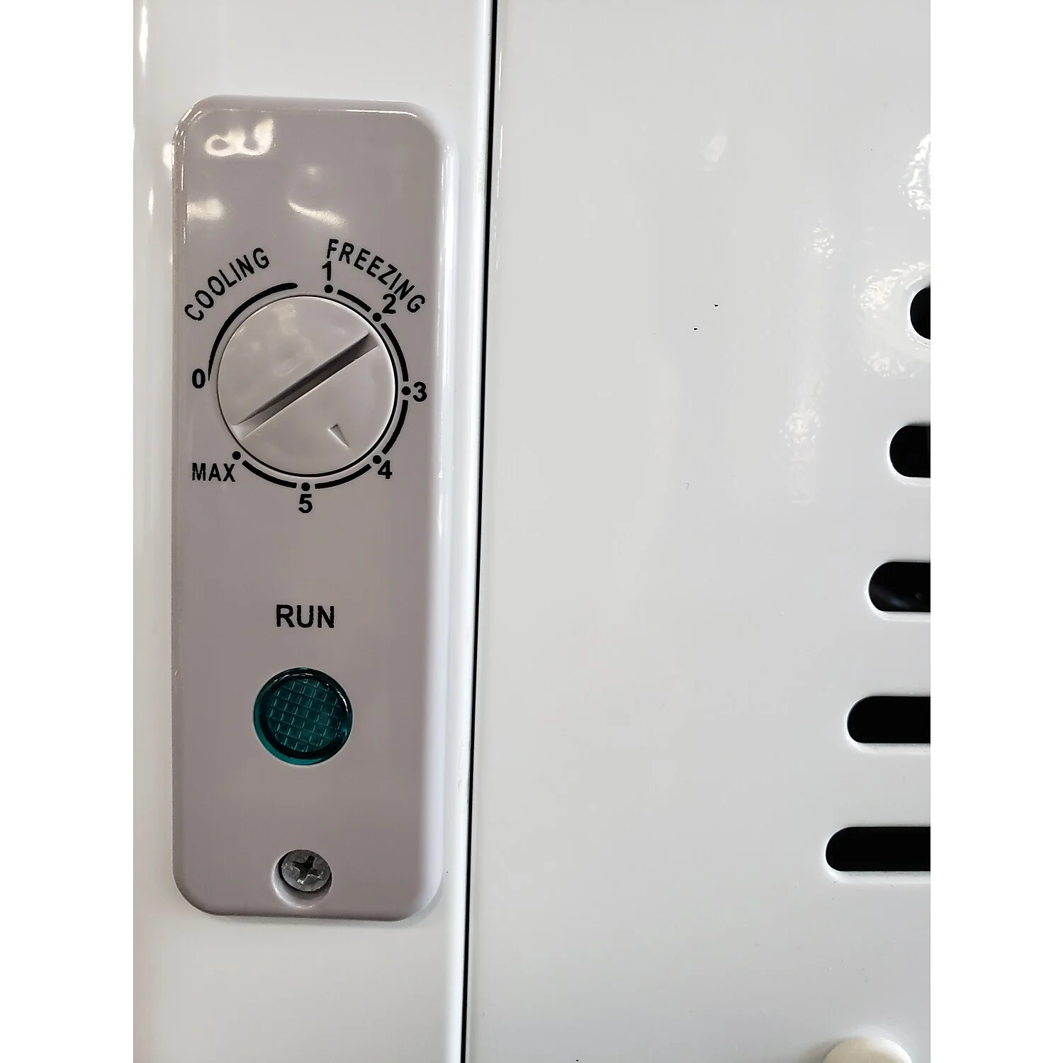 Premium Levella 9.5 cu. ft. Curved Glass Top Chest Freezer White (PFR1090G) PFR950G