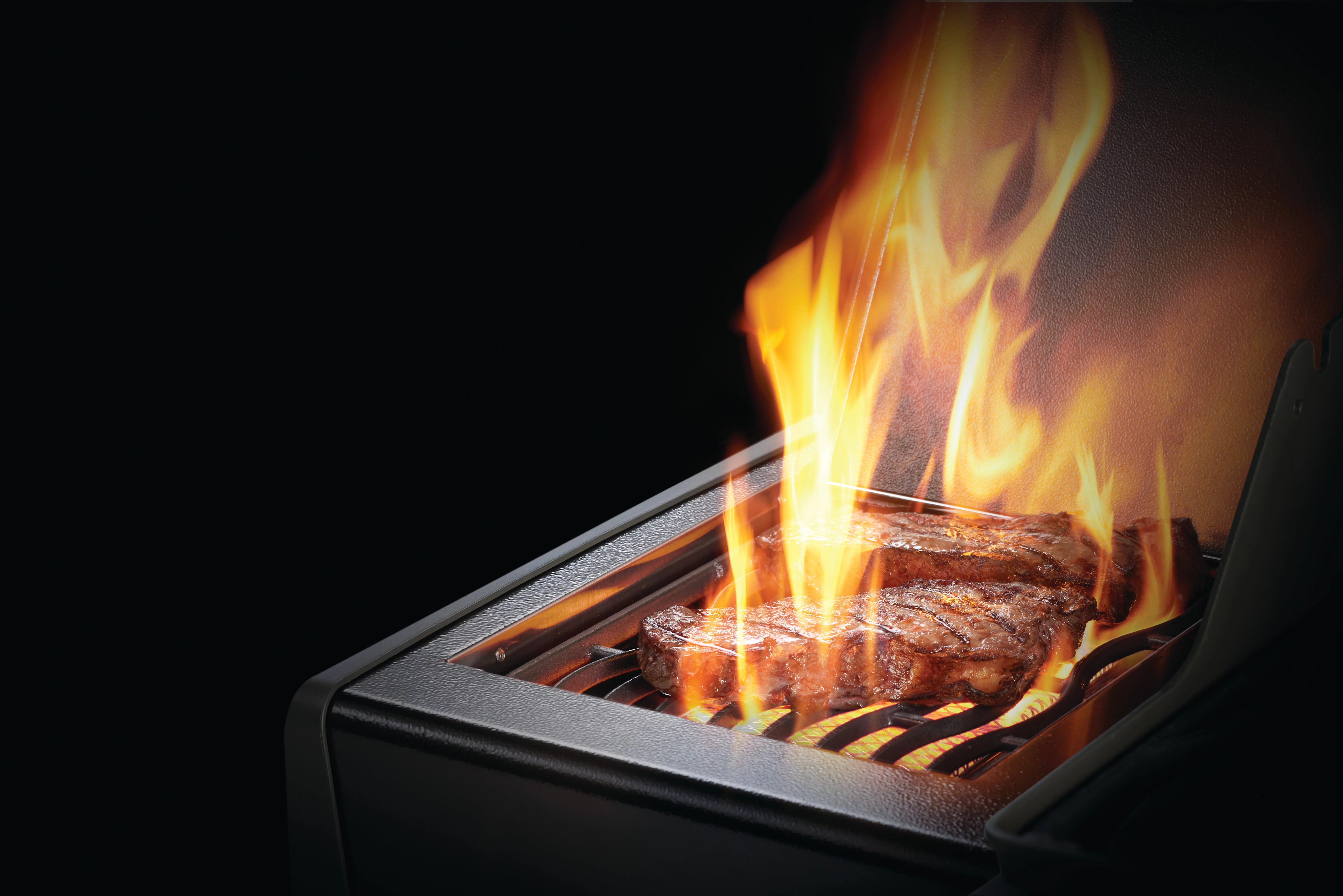 Rogue® XT 425 Natural Gas Grill with Infrared Side Burner, Black