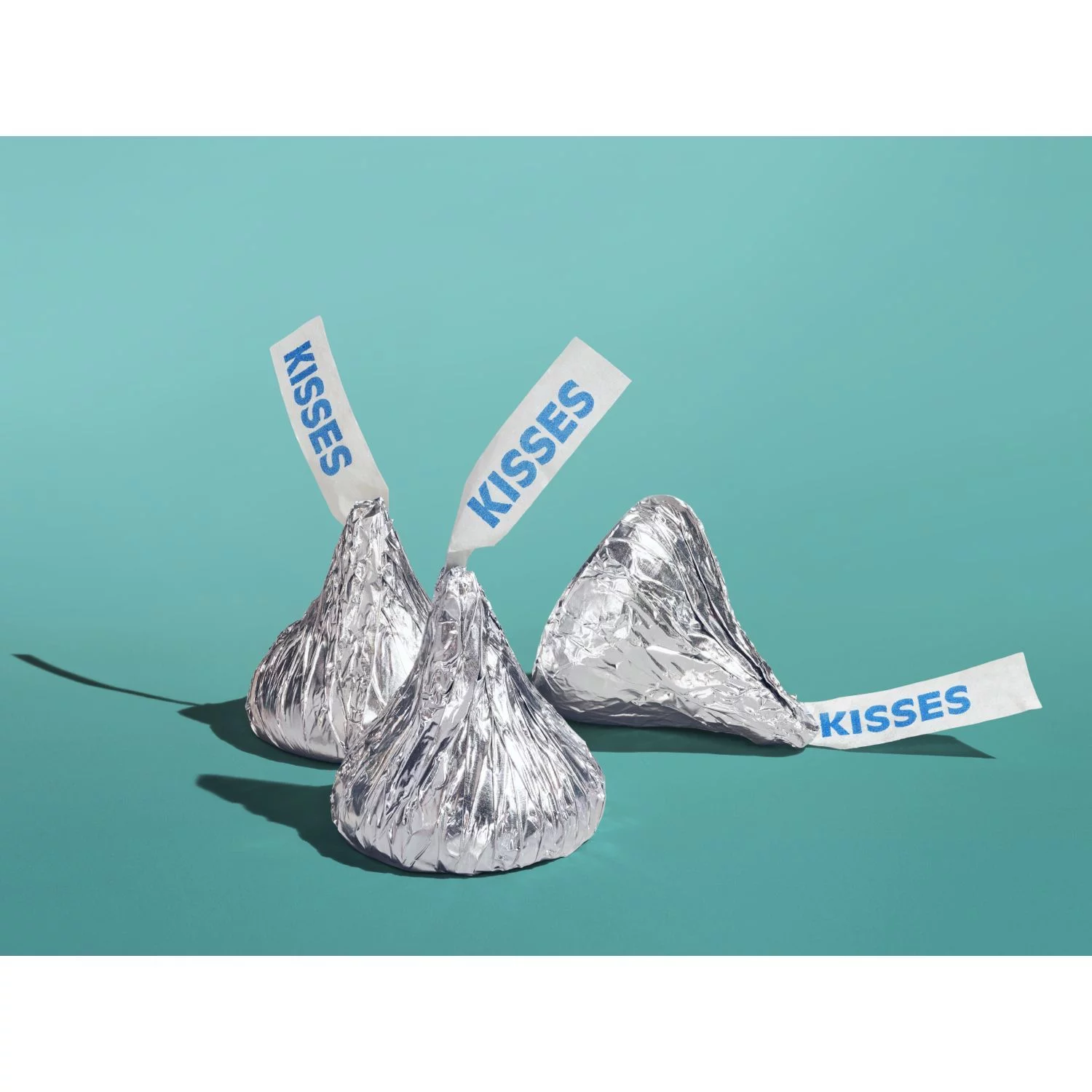 HERSHEY'S, KISSES Silver Foils Milk Chocolate Candy, Bulk, 66.7 oz, Bulk Bag (400 Pieces)