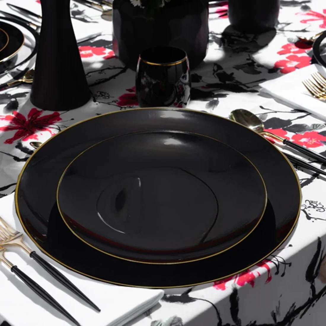 VEZEE Stemless Plastic Wine Goblet 12 oz Black / Gold Rim Pack of 12