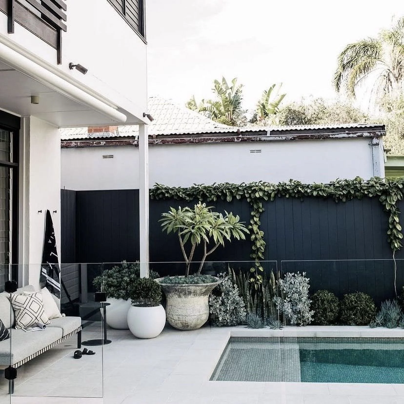 DTY Signature Mount Sherman 1-Pece Fiberstone Planter, White, 17