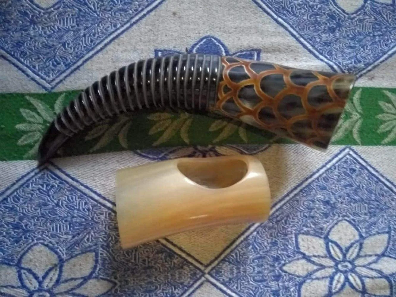 Vintage Ox Large Viking Drinking Horn with Crafted Stand -Unique Handcrafted Antique Like Collection Horn Cup for Wine, Mead, Ale and Beer -Ancient Medieval Whiskey Cup Horn Mug (HONEY COMB)