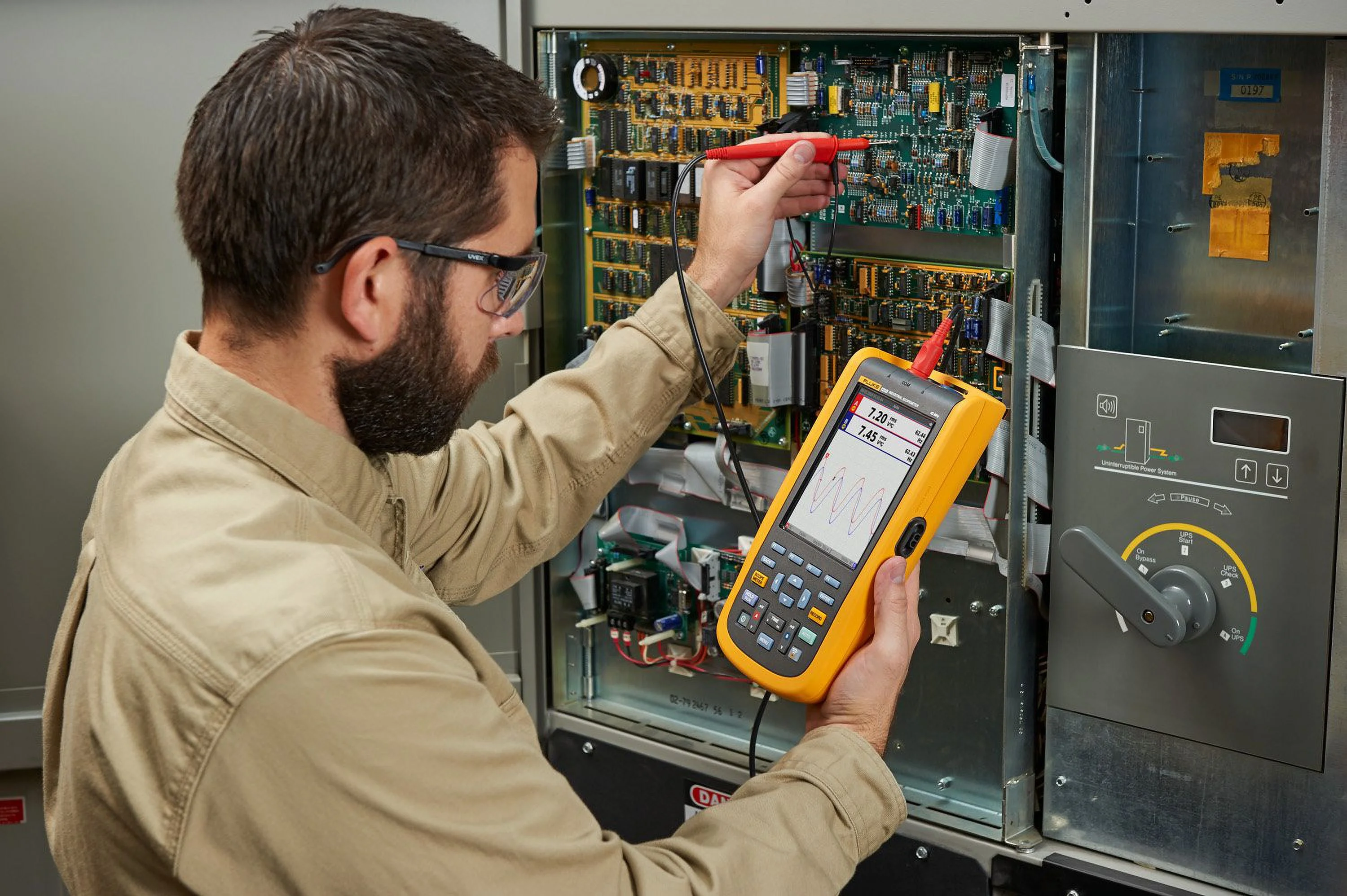 Fluke-125B/S 40 MHz 2 Ch, 40 MS/s Scopemeter, Hand-Held Oscilloscope with Bus Health and SCC Kit