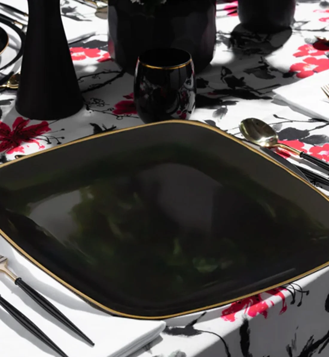 VEZEE Stemless Plastic Wine Goblet 16 oz Black / Gold Rim Pack of 48