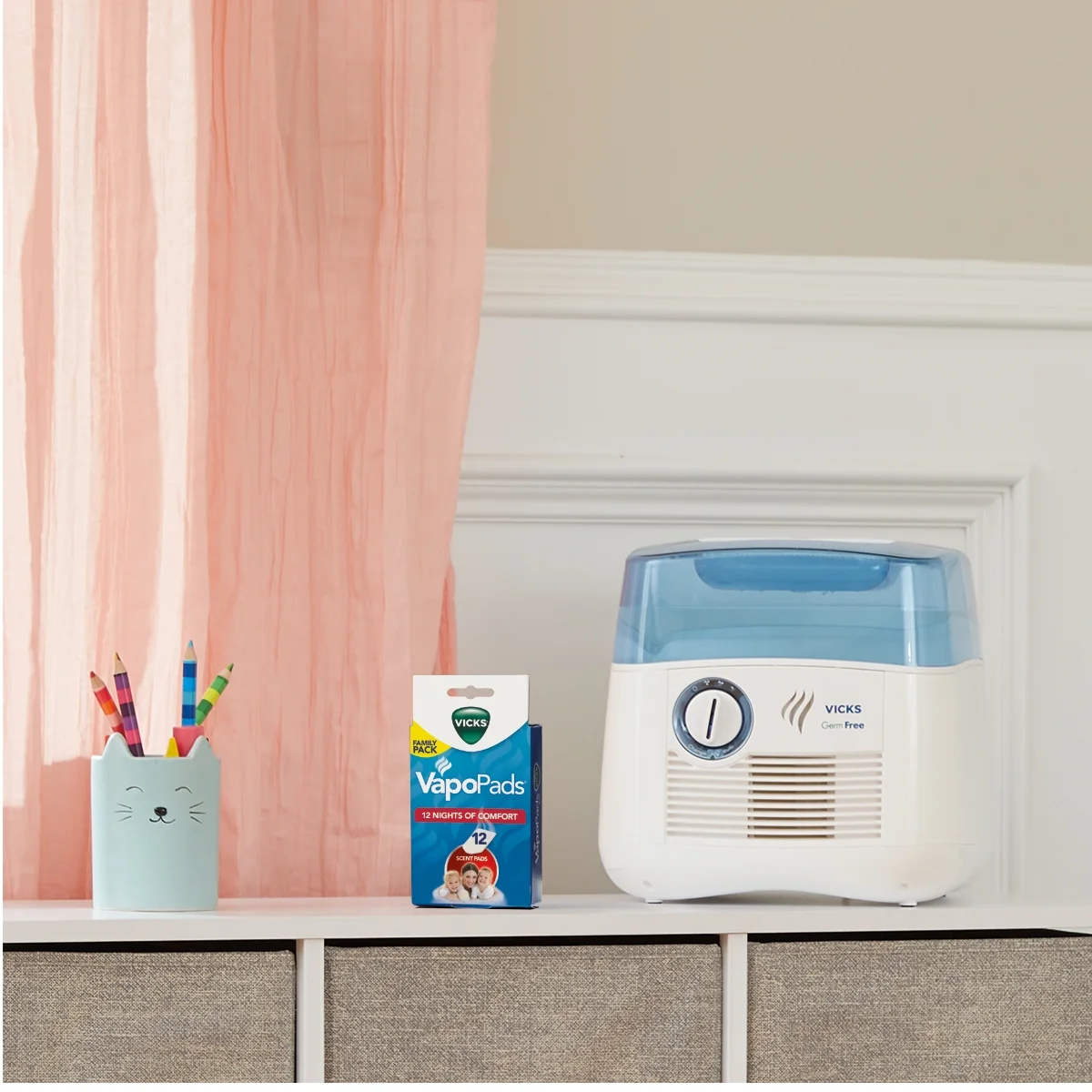 Vicks 1 gal 400 sq ft Cool Moisture Humidifier with UV Technology, V3900, Blue/White