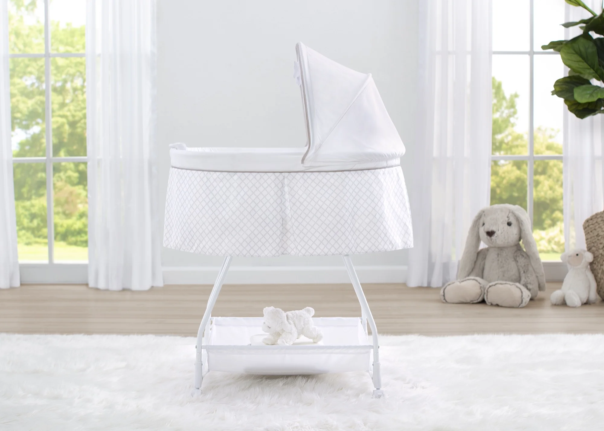 Delta Children Deluxe Soothing Dreams Bassinet, Grey Lattice