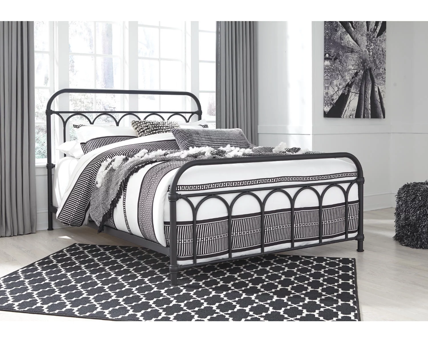 Signature Design by Ashley Casual Nashburg Queen Metal Bed  Black