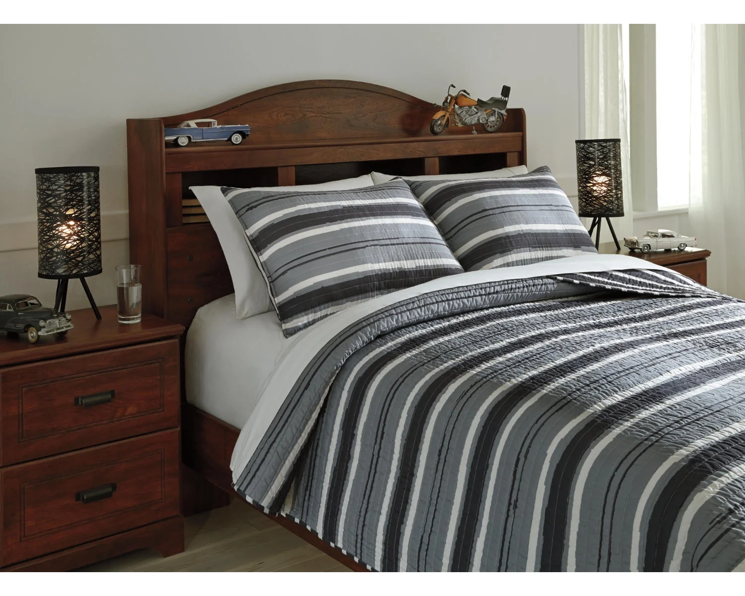 Signature Design by Ashley Youth Merlin 3-Piece Full Coverlet Set  Gray/Cream