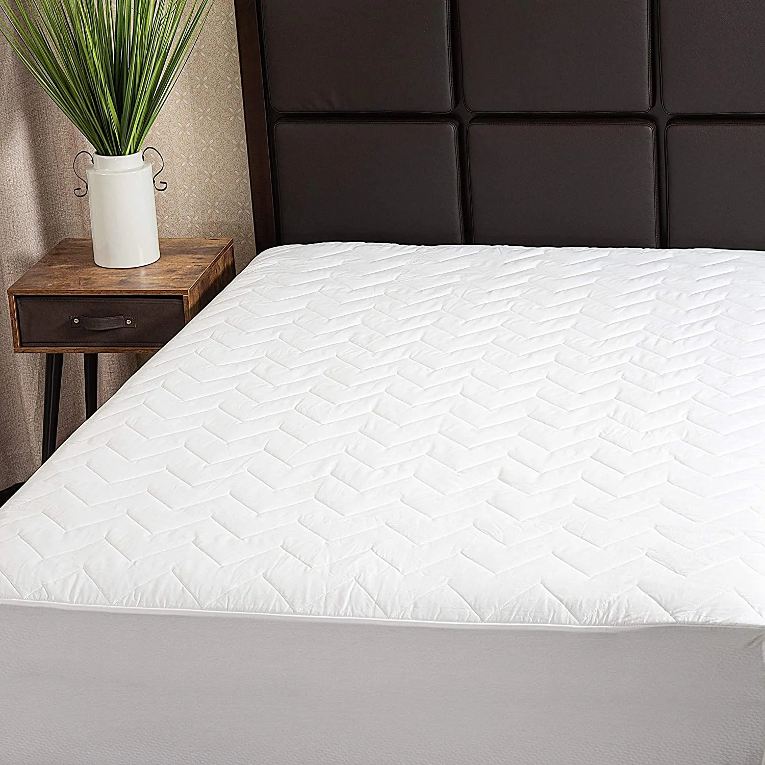 Waterguard Waterproof Queen Mattress Pad Cover. Hypoallergenic Queen Size Mattress Protector for College Dormitories,and Residential Homes. Top Made from 100% Cotton for Softness and Comfort.
