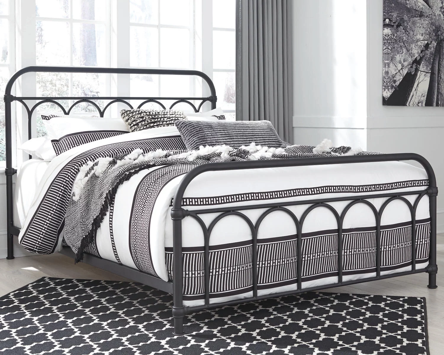 Signature Design by Ashley Casual Nashburg Queen Metal Bed  Black