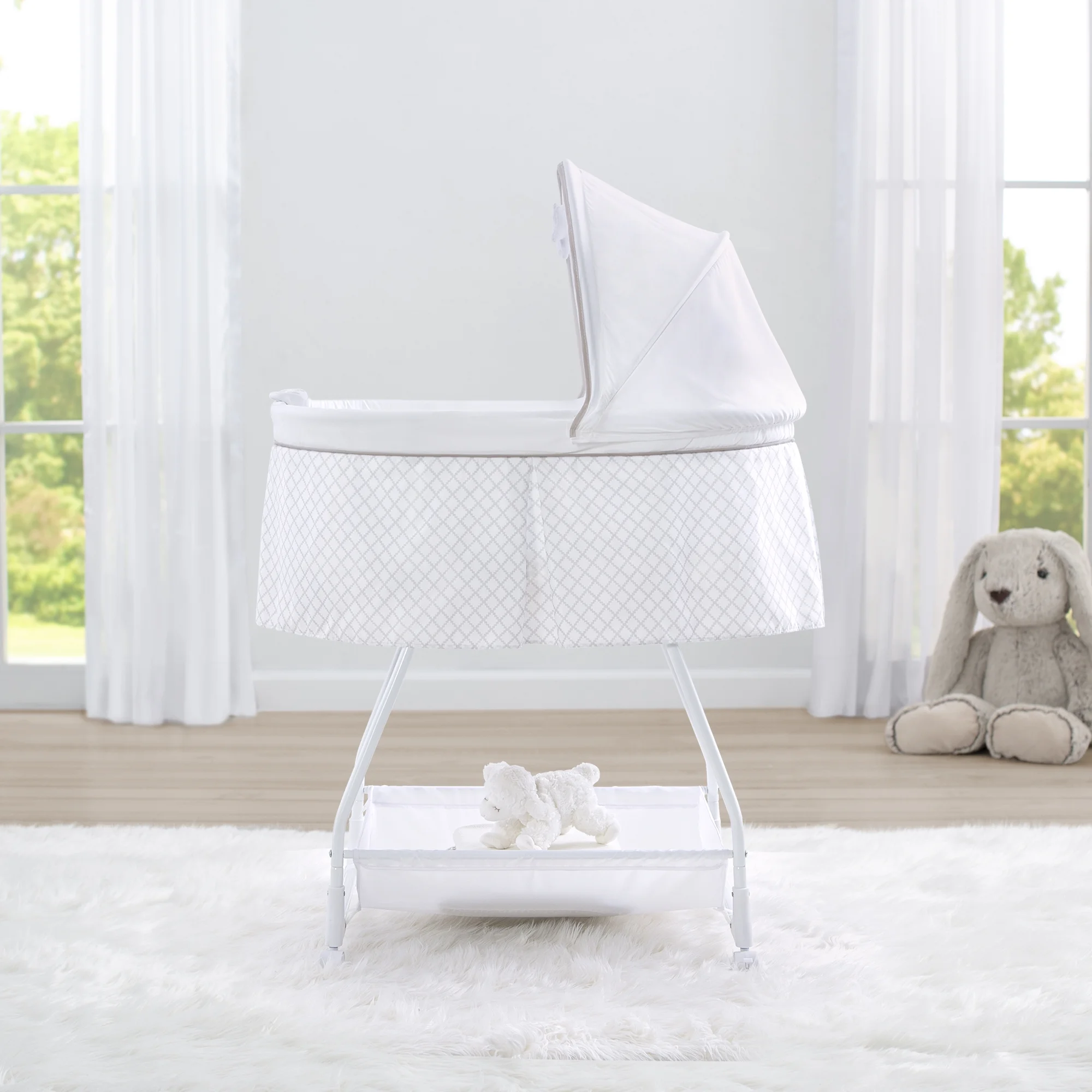 Delta Children Deluxe Soothing Dreams Bassinet, Grey Lattice