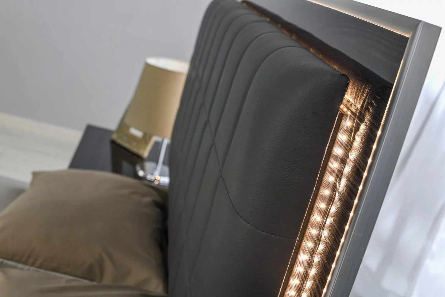 Gloss Grey Finish Queen Bed w/LED light Modern J&M Giulia