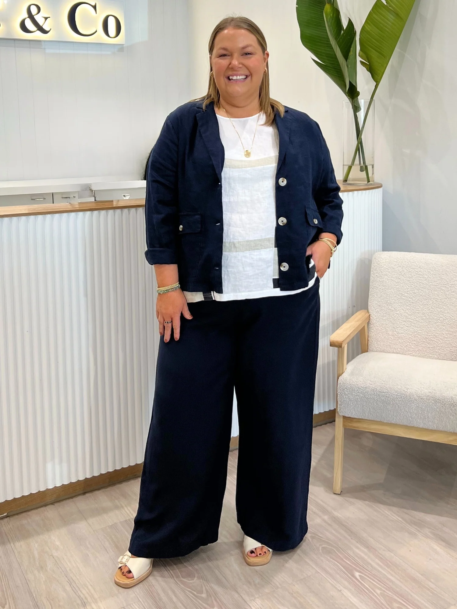 Danielle Linen Cropped Blazer - Navy